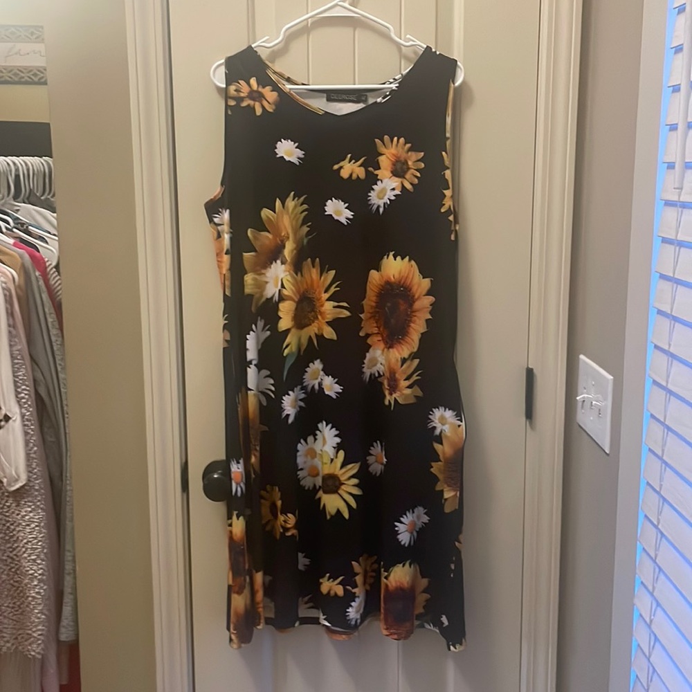 Women’s sunflower sundress with pockets